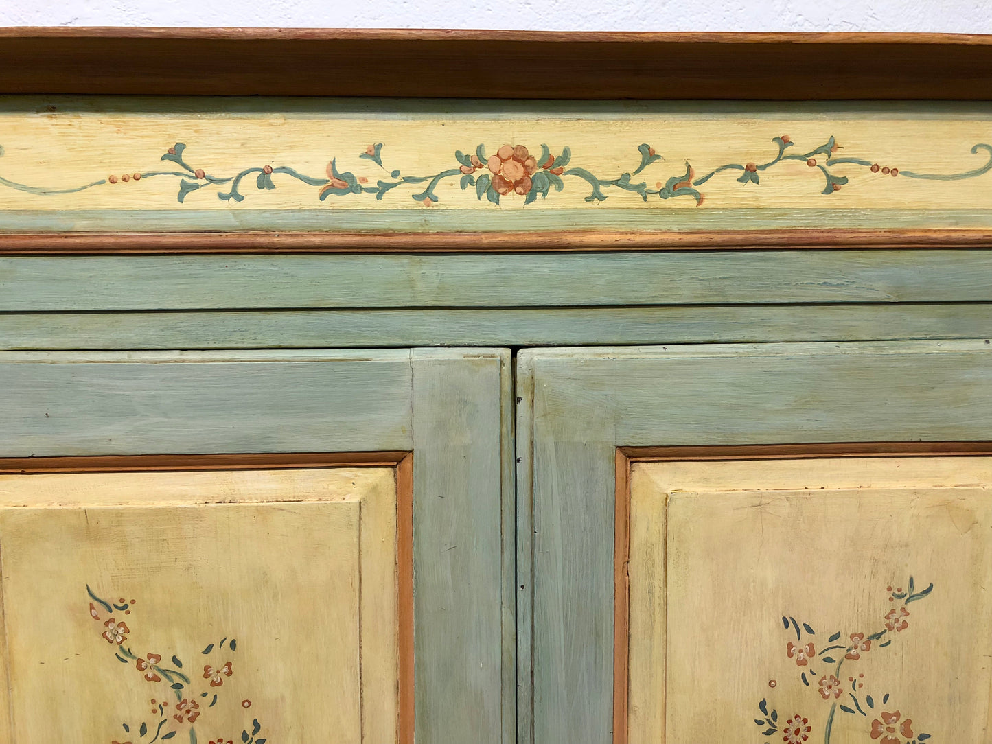 Lacquered and painted wardrobe. Early 19th century