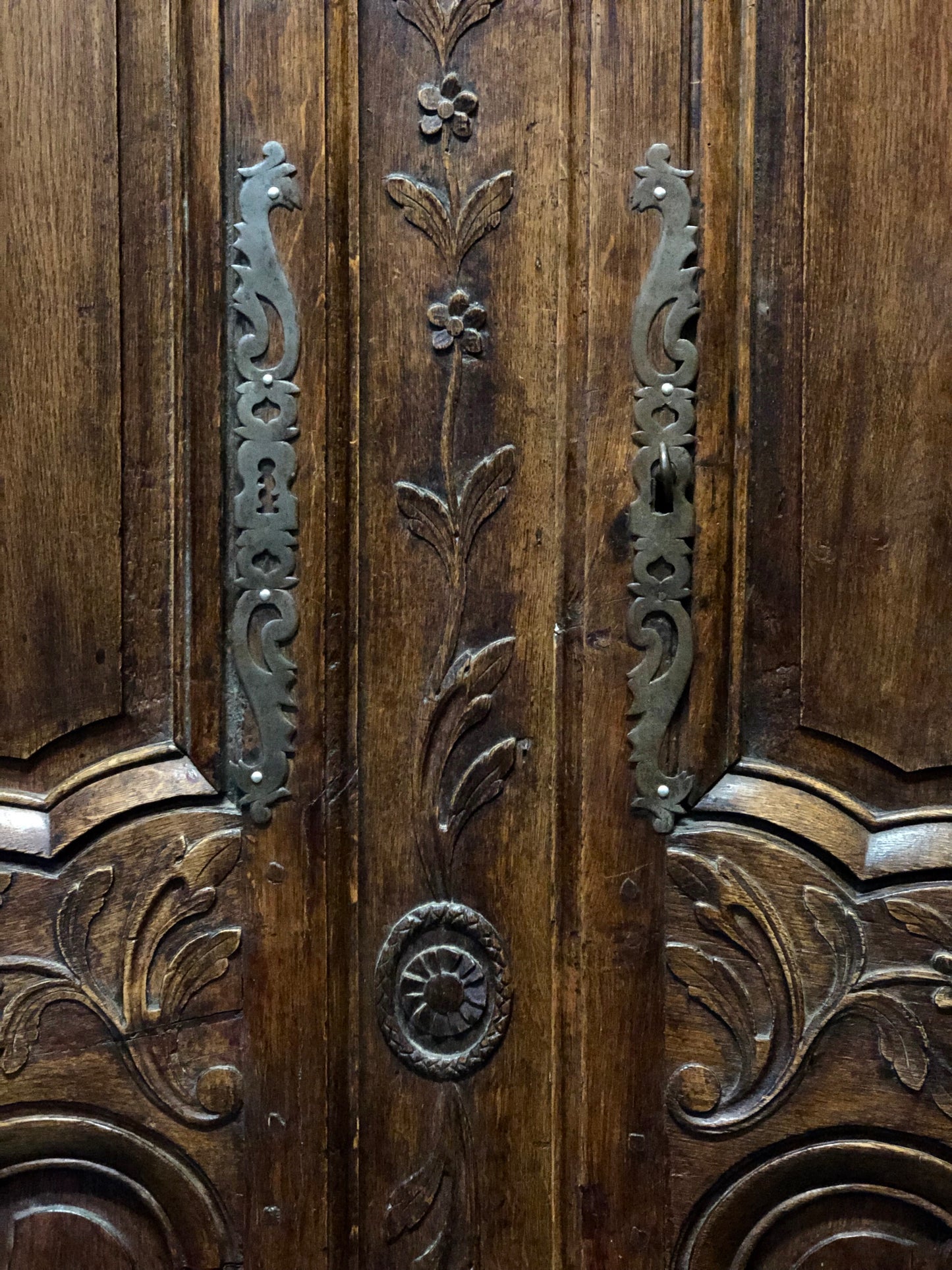 Louis XV carved wardrobe. Early 18th century