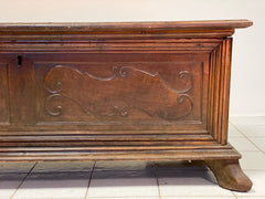 Cassapanca in noce. Brescia Cremona. Fine XVII secolo