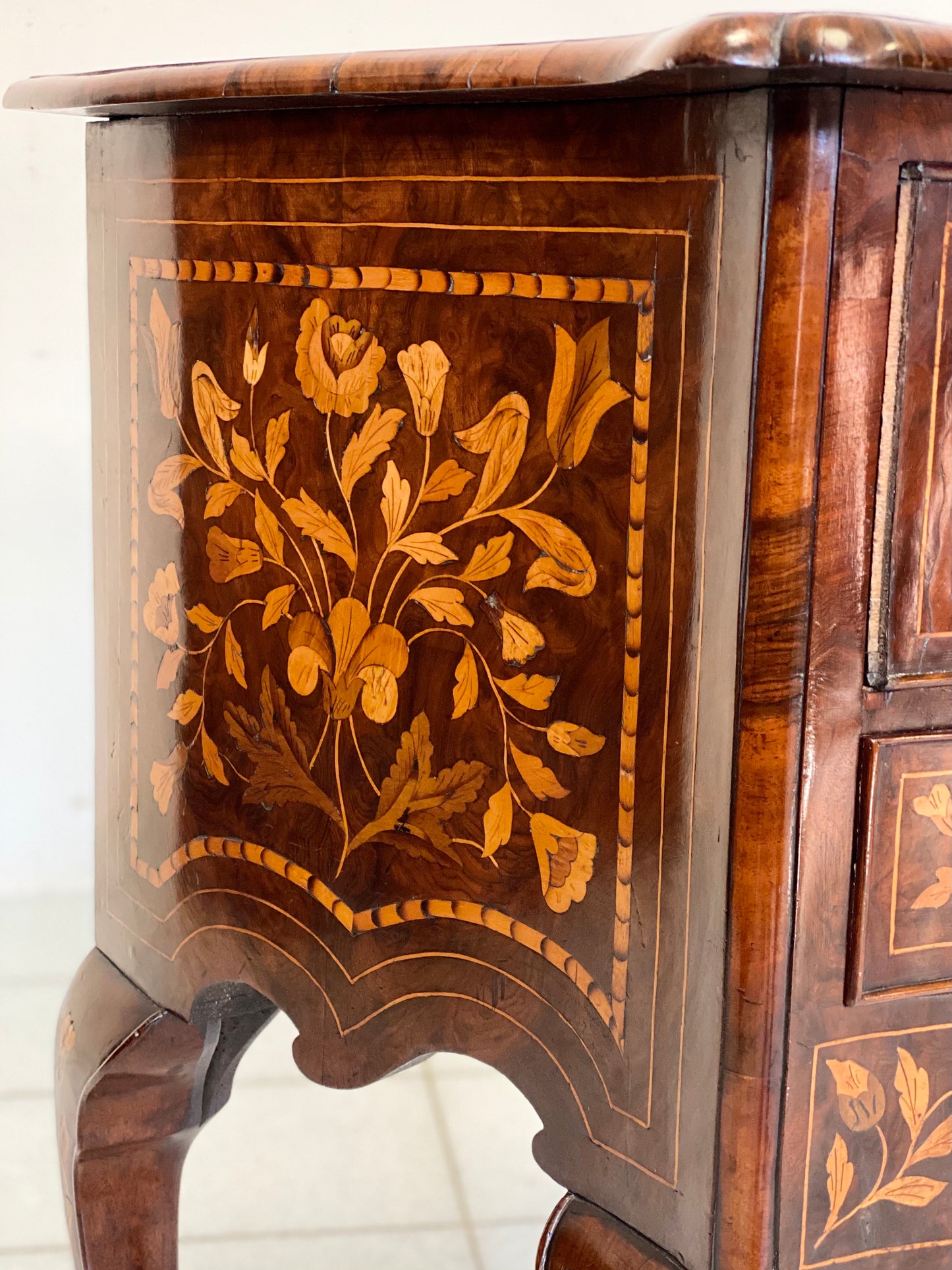 Mobiletto cassettone sagomato . Olanda XVIII secolo