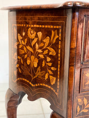 Mobiletto cassettone sagomato . Olanda XVIII secolo