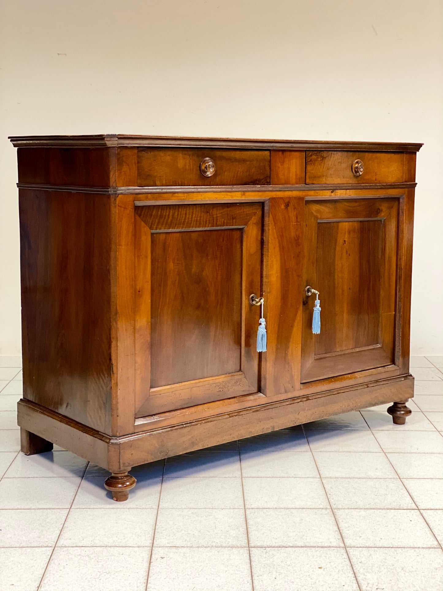 Credenza in noce lombarda metà XIX secolo . Restaurata