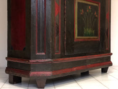Armadio scantonato laccato e dipinto. XVIII secolo