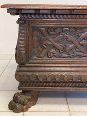 Cassapanca lombarda scolpita . Cremona inizio XVII secolo