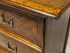 Cassettone Emiliano bolognese in noce fine XVII secolo
