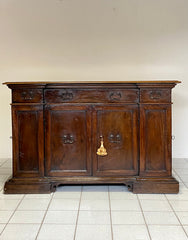 Credenza in noce con sportelli laterali . Bologna XVII secolo