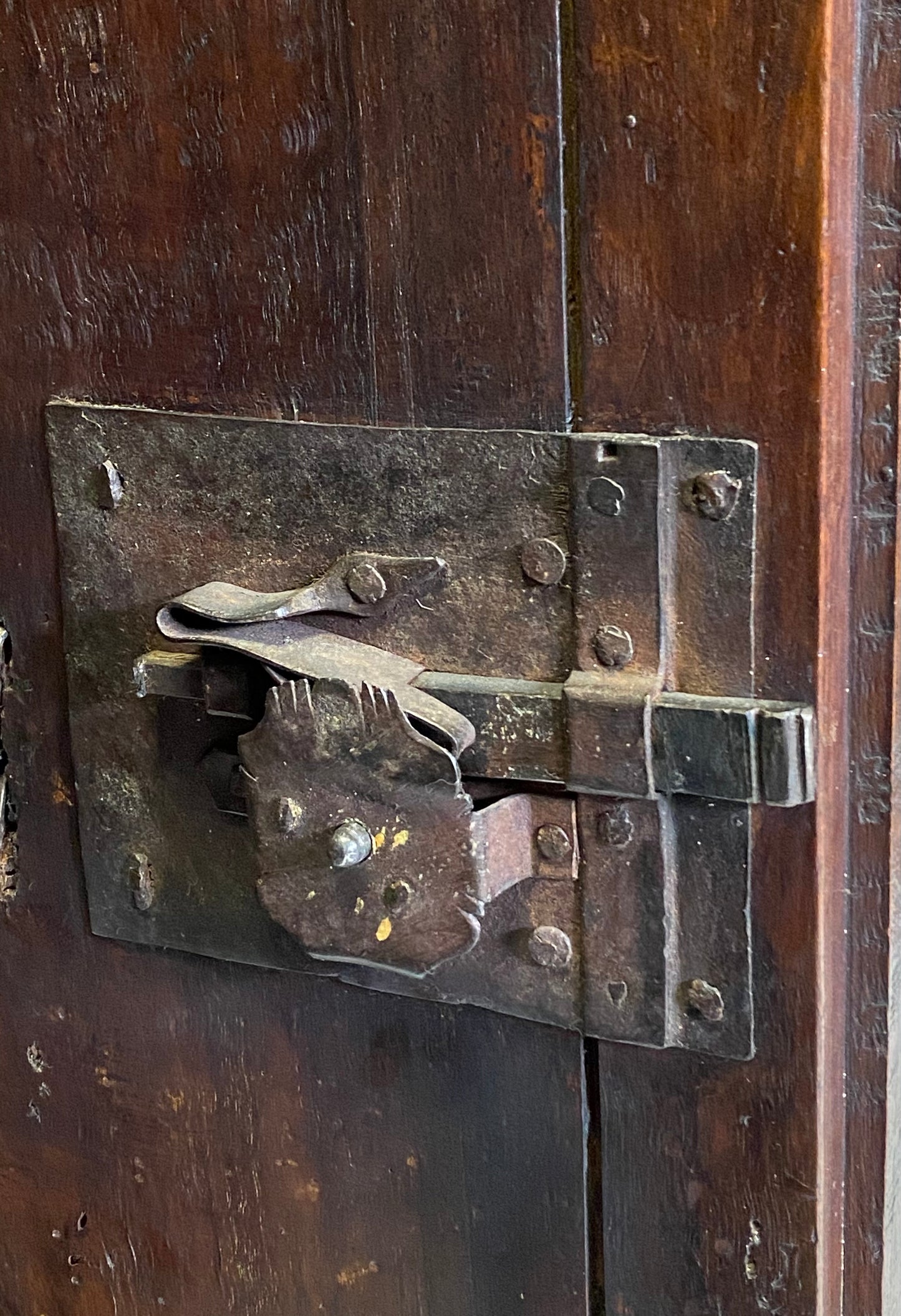 Credenza in noce con sportelli laterali . Bologna XVII secolo