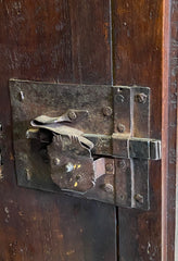 Credenza in noce con sportelli laterali . Bologna XVII secolo