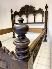 Letto in noce matrimoniale . XVII secolo