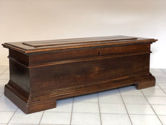 Cassapanca in noce con bugna sul piano. Bologna XVII secolo