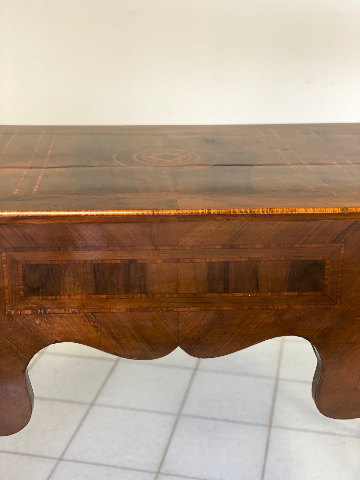 Louis XV center desk veneered in walnut and precious woods. Lombardy, early 19th century
