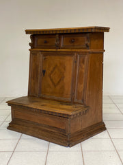 Inginocchiatoio Lombardo in legno di noce . XVII secolo