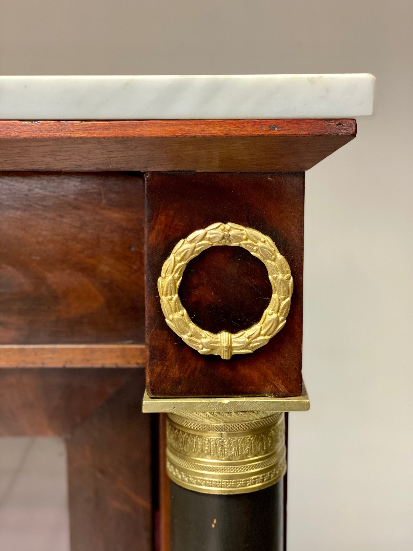 Empire display cabinet in mahogany feather. 19th century