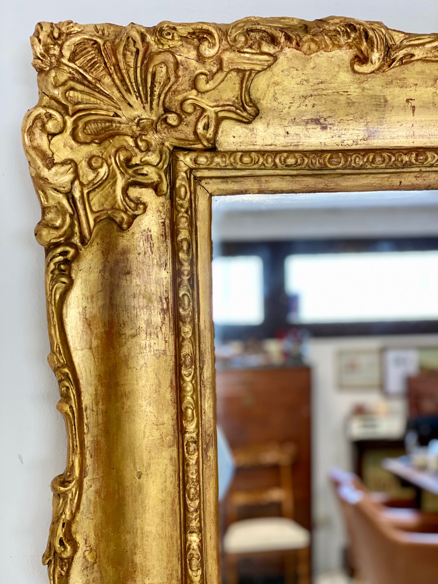 Grande specchiera lombarda in legno intagliato dorato a foglia . XIX secolo