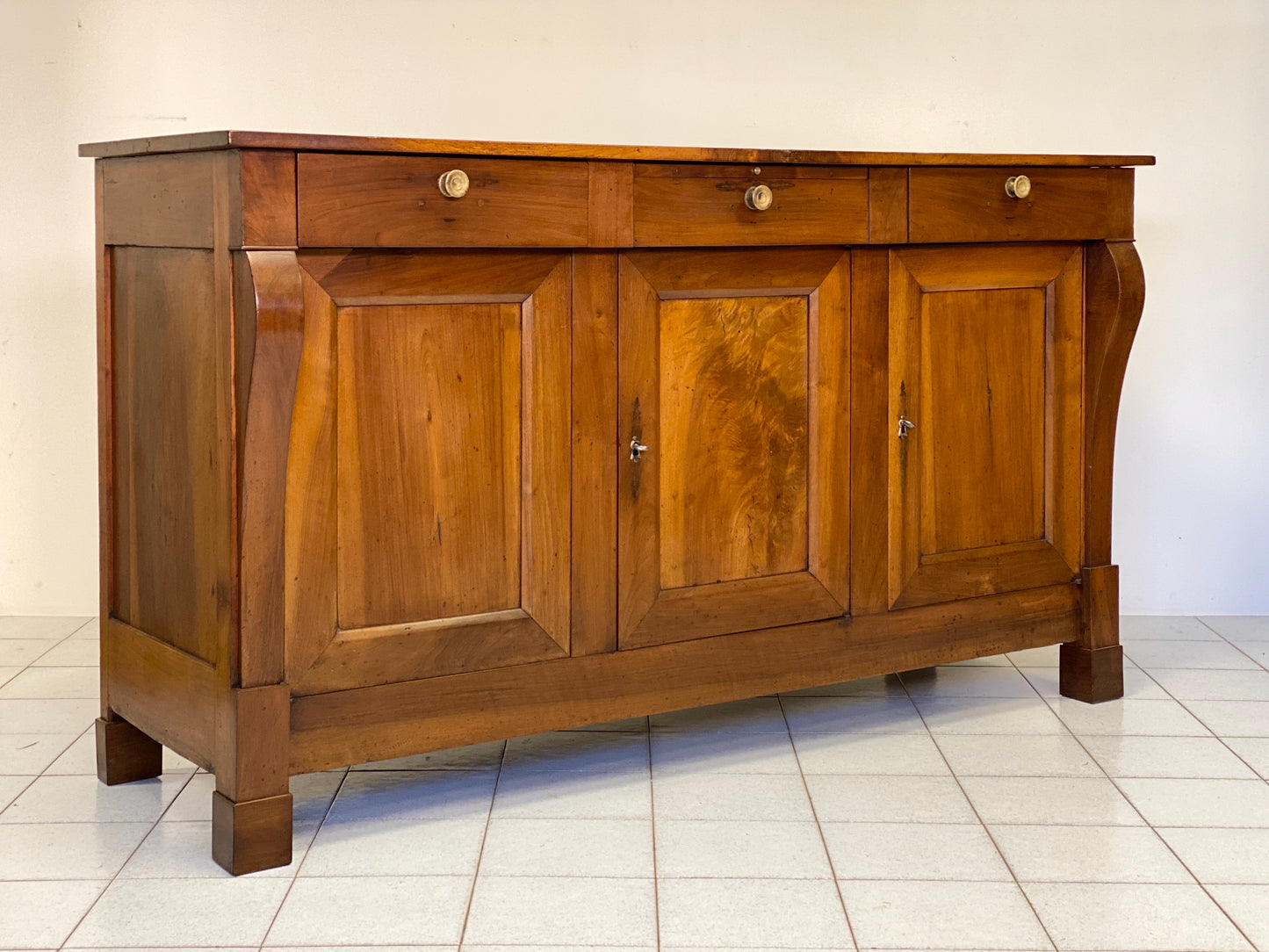 Credenza impero in noce con colonne a bretelle