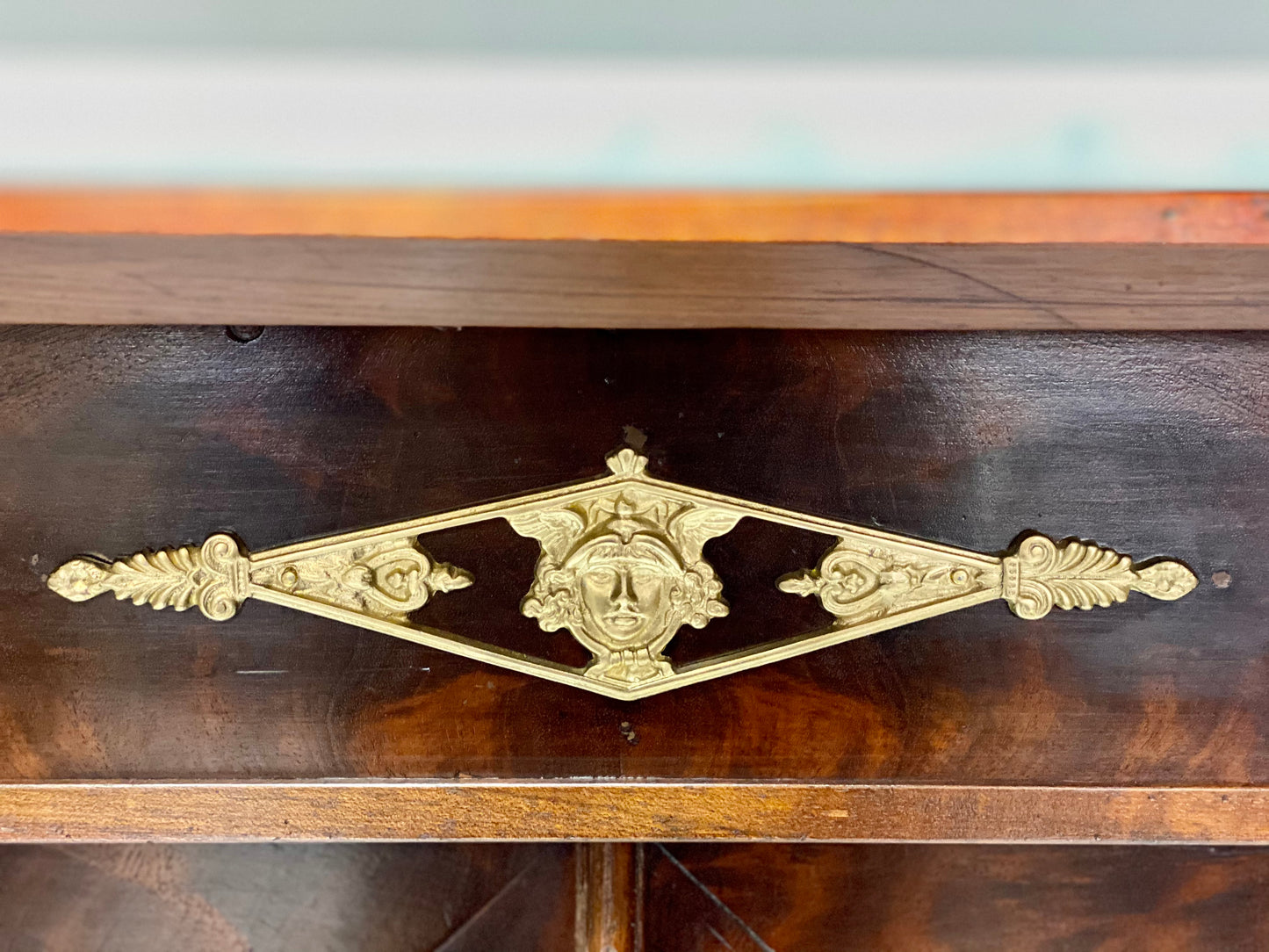 Empire display cabinet in mahogany feather. 19th century
