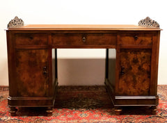 Scrivania da centro in noce e radica . Piano in pelle