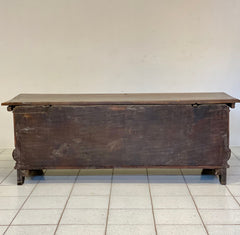Cassapanca lombarda scolpita . Cremona inizio XVII secolo
