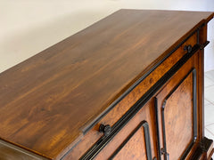 Credenza lombarda due porte noce e radica .XIX secolo
