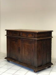 Credenza in noce pannellata fronte e fianchi . XVII secolo