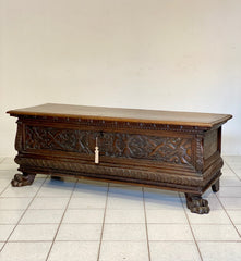 Cassapanca lombarda scolpita . Cremona inizio XVII secolo