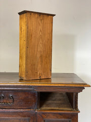 Credenza in noce con sportelli laterali . Bologna XVII secolo