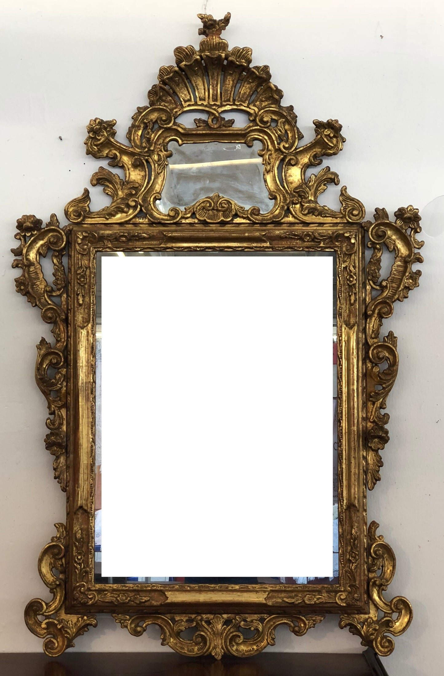Specchiera lombarda in legno intagliata e dorata in oro zecchino