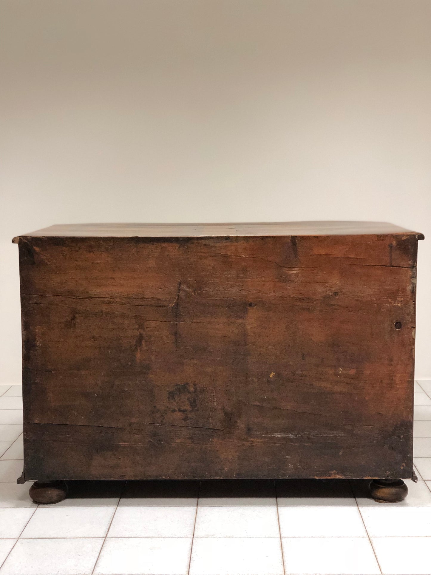 Louis XV chest of drawers, moved on the front. Trento, early 18th century