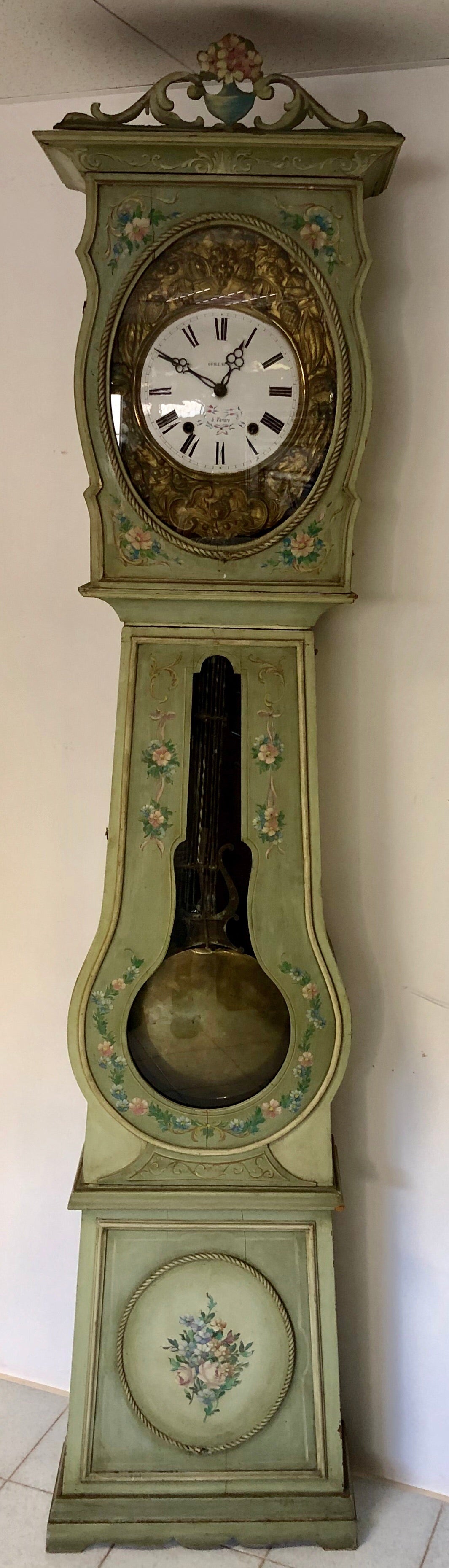 Orologio a colonna pendolo laccato dipinto . Funzionante