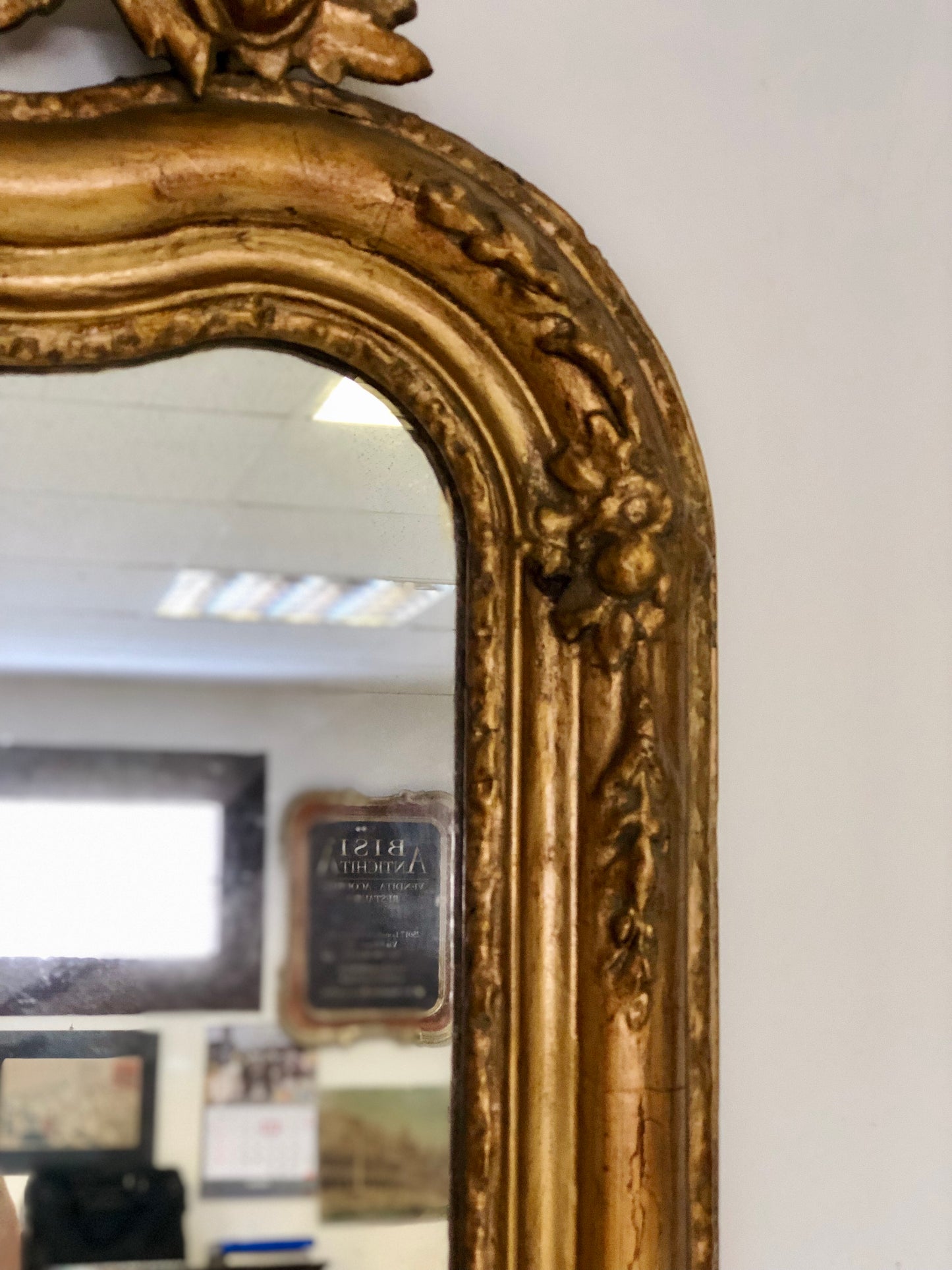 Specchiera in legno intagliato dorato . XIX secolo