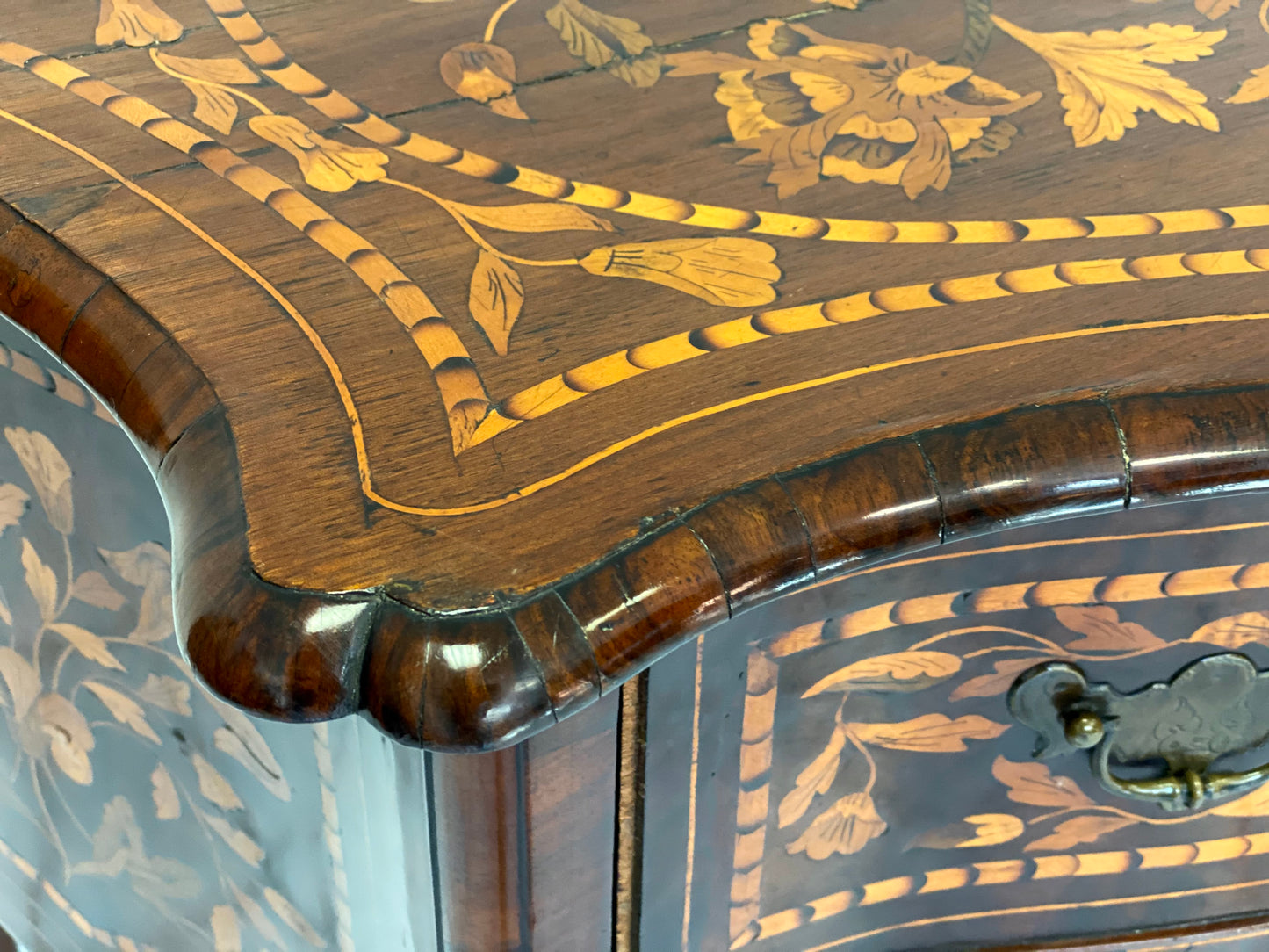 Mobiletto cassettone sagomato . Olanda XVIII secolo