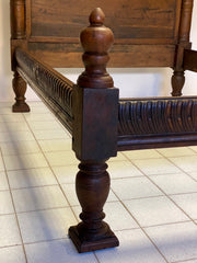 Letto Lombardo in noce Luigi XIV . XVII secolo
