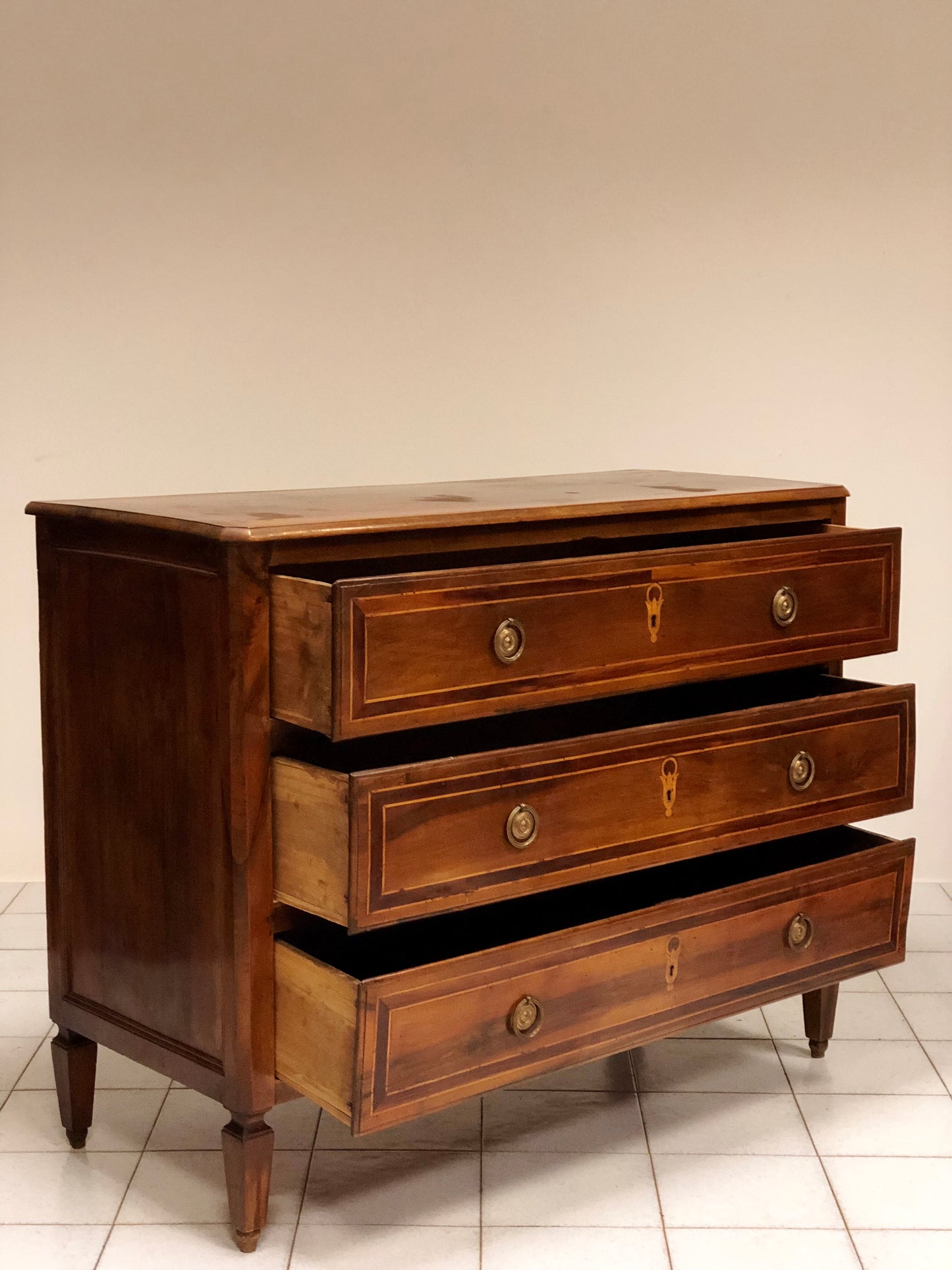Cassettone lombardo Luigi XVI intarsiato