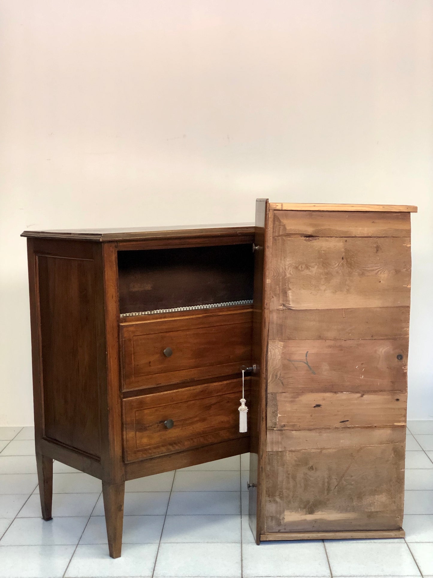 Early 19th century walnut directoire chest of drawers