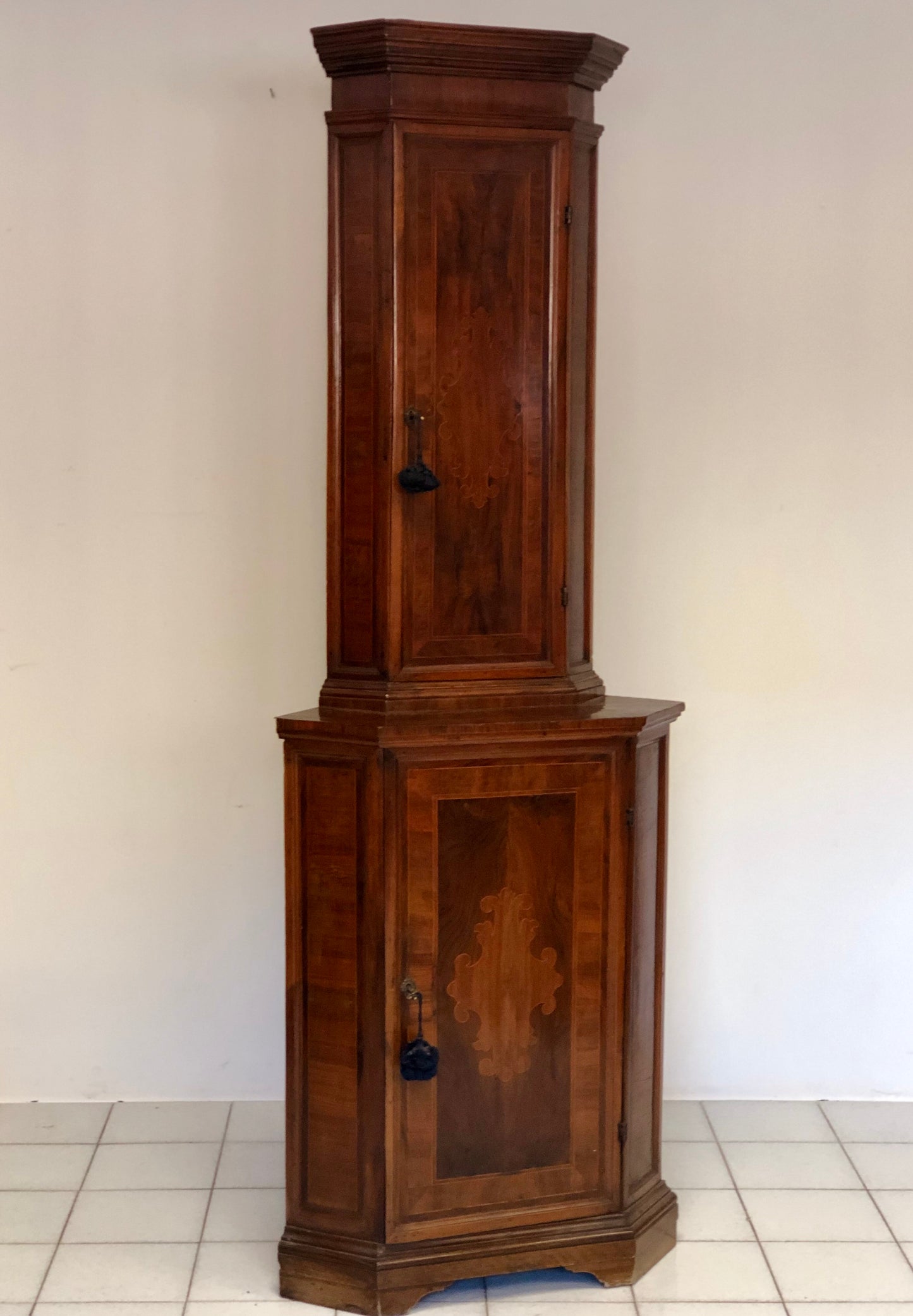 Fully veneered Louis XIV cornerstone. Late 17th century, early 18th century