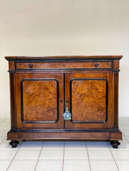 Credenza lombarda due porte noce e radica .XIX secolo
