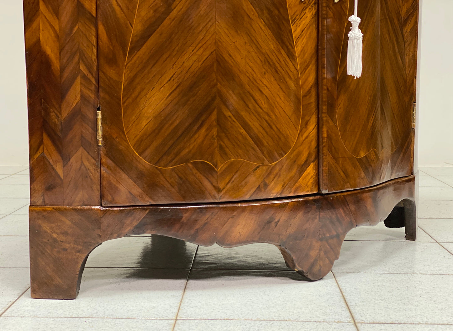 Curved veneered cornerpiece with two doors. Louis XV