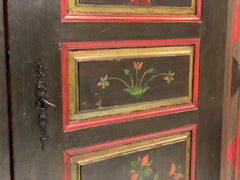 Armadio scantonato laccato e dipinto. XVIII secolo