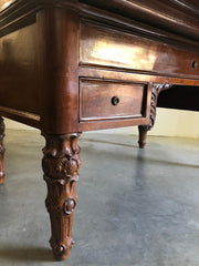 Scrivania Carlo X in noce da centro . XIX secolo