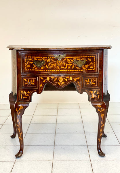 Mobiletto cassettone sagomato . Olanda XVIII secolo