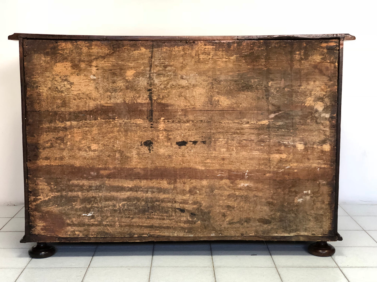 Walnut and olive chest of drawers. Piedmont 17th century