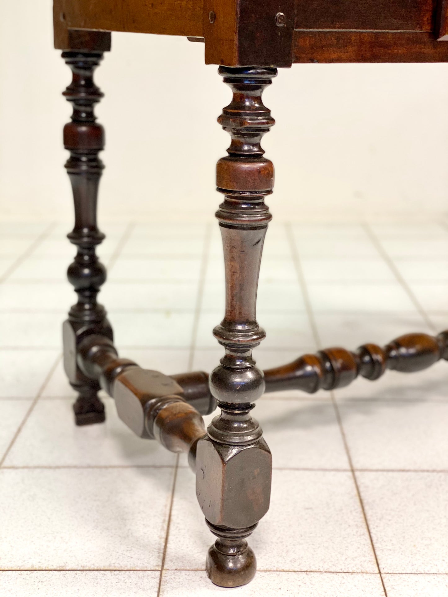 Walnut reel table. Emilia, early 18th century