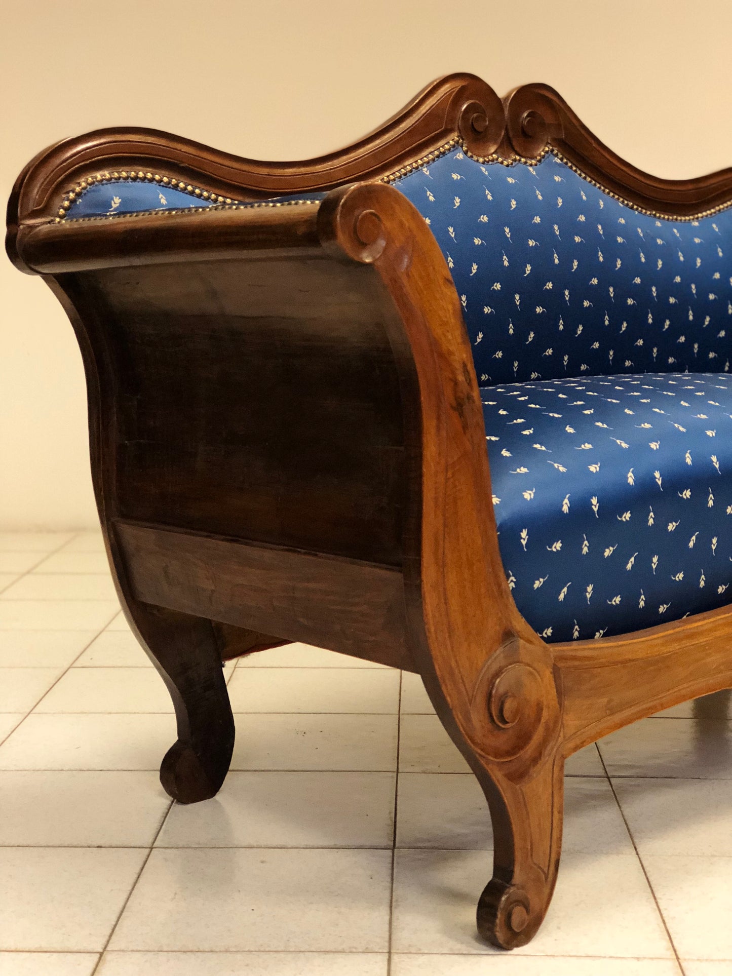 Lombard boat-shaped sofa in walnut