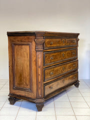 Canterano Lombardo in noce . Milano XVII secolo