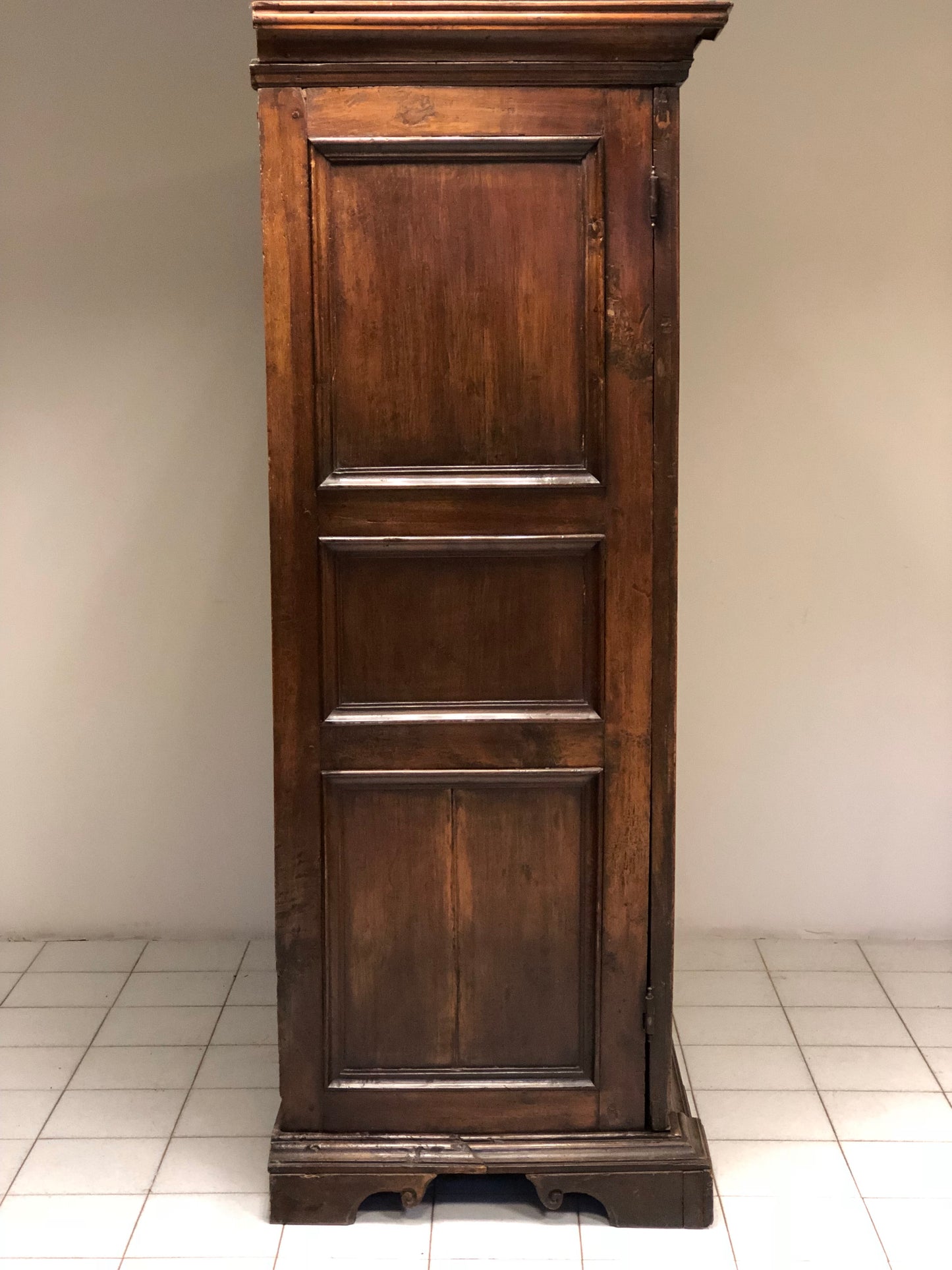 Walnut wardrobe with cloverleaf. Genoa 17th century