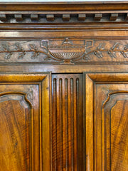 Armadio Luigi XV in noce . Restaurato. XVIII secolo