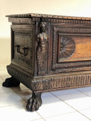 Cassapanca in legno di noce Lombardo - veneta. Fine XVI - inizio XVII secolo