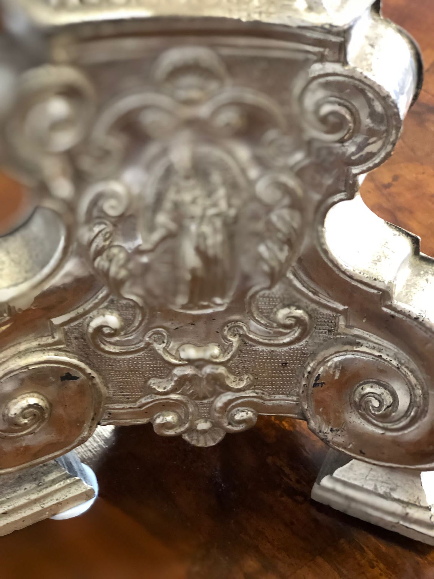 Coppia di candelieri Luigi XV in argento . Inizio XVIII secolo