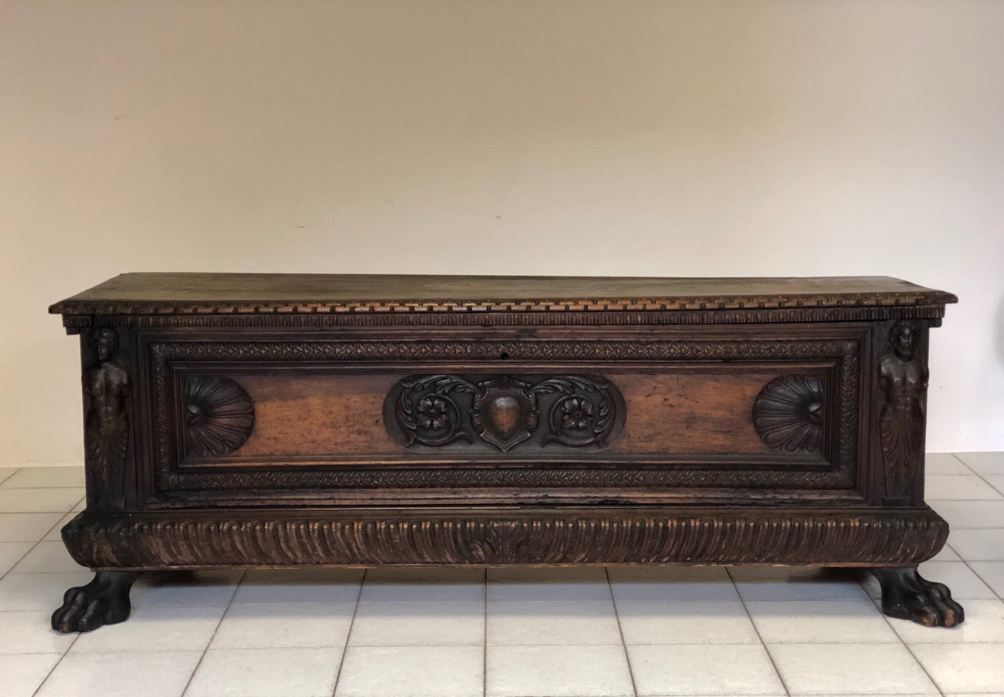 Cassapanca in legno di noce Lombardo - veneta. Fine XVI - inizio XVII secolo