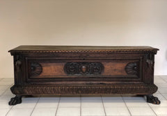 Cassapanca in legno di noce Lombardo - veneta. Fine XVI - inizio XVII secolo